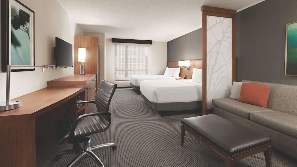 Habitación con dos camas queen size (con sofá - cama) del hotel Hyatt Place Baltimore Inner Harbor