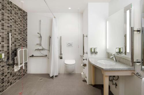 Habitación con cama grande adaptada para personas de movilidad reducida del hotel Hampton By Hilton London Docklands. Foto 4