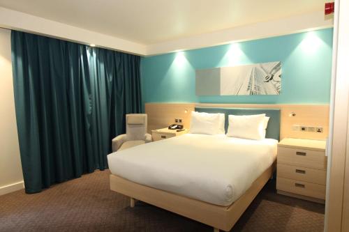 Habitación esquinera con cama doble del hotel Hampton By Hilton London Docklands