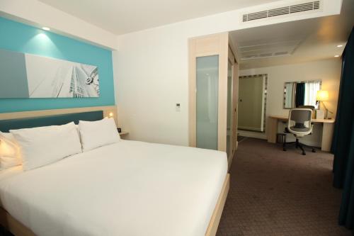 Habitación esquinera con cama doble del hotel Hampton By Hilton London Docklands. Foto 4