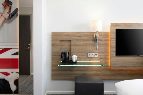 Habitación Moxy Sleeper con 1 cama grande del hotel Moxy London Excel. Foto 1