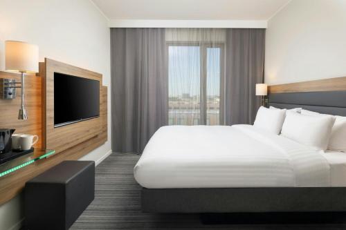 Habitación Moxy Sleeper con 1 cama grande del hotel Moxy London Excel. Foto 2