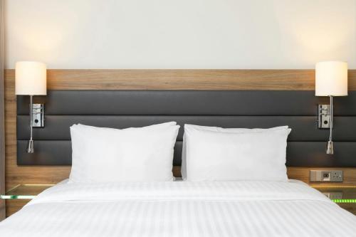 Habitación Moxy Sleeper con 1 cama grande del hotel Moxy London Excel. Foto 3