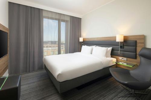 Habitación Moxy Sleeper con 1 cama grande del hotel Moxy London Excel. Foto 4