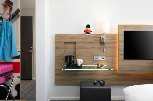 Habitación Moxy Sleeper con 1 cama grande del hotel Moxy London Excel. Foto 5