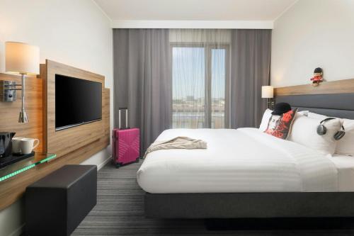 Habitación Moxy Sleeper con 1 cama grande del hotel Moxy London Excel. Foto 6