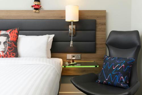 Habitación Moxy Sleeper con 1 cama grande del hotel Moxy London Excel. Foto 8