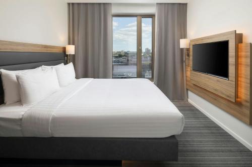 Habitación Moxy Sleeper con 1 cama grande del hotel Moxy London Excel. Foto 13