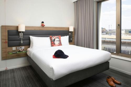 Habitación Moxy Sleeper con 1 cama grande del hotel Moxy London Excel. Foto 15