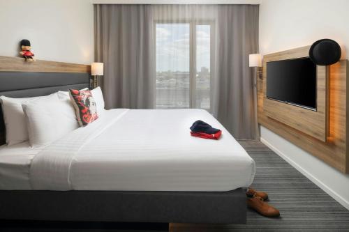 Habitación Moxy Sleeper con 1 cama grande del hotel Moxy London Excel. Foto 17