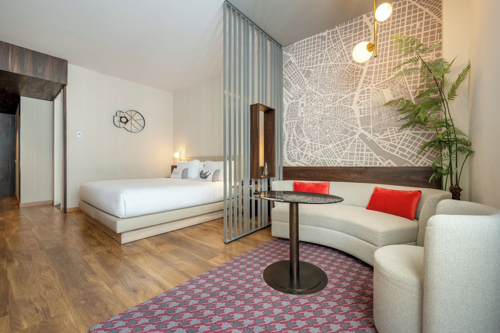 Suite familiar, varias camas, no fumadores del hotel Hyatt Centric Gran Via Madrid. Foto 1