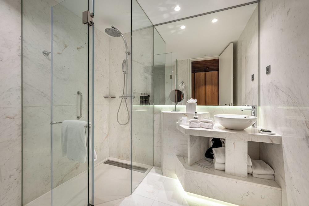 Suite familiar, varias camas, no fumadores del hotel Hyatt Centric Gran Via Madrid. Foto 3