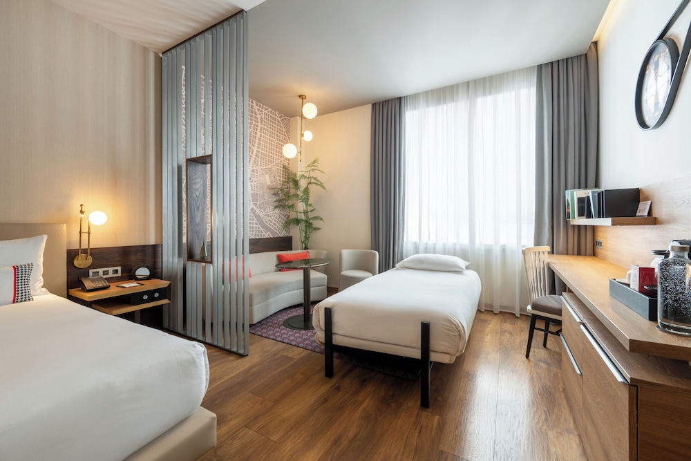 Suite familiar, varias camas, no fumadores del hotel Hyatt Centric Gran Via Madrid. Foto 4