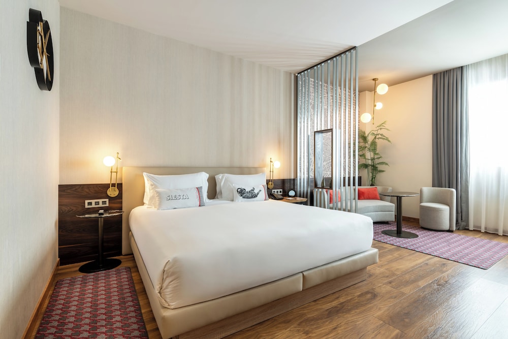 Suite familiar, varias camas, no fumadores del hotel Hyatt Centric Gran Via Madrid. Foto 5