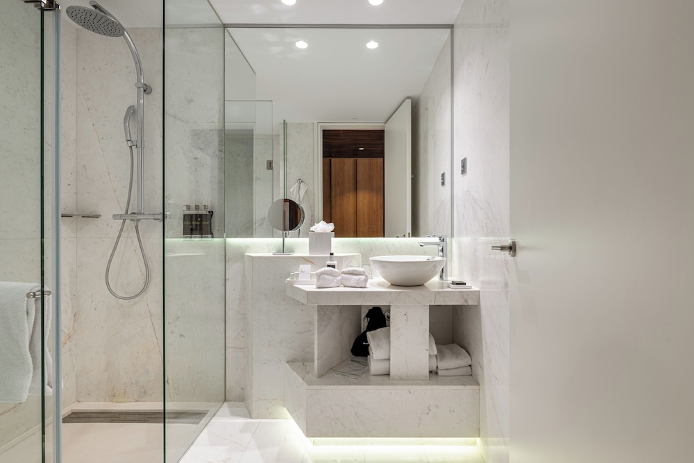 Suite junior, 1 cama de matrimonio grande, no fumadores del hotel Hyatt Centric Gran Via Madrid. Foto 8