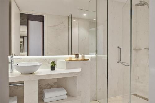 Suite con terraza del hotel Hyatt Centric Gran Via Madrid. Foto 1