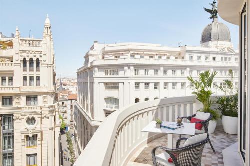 Suite con terraza del hotel Hyatt Centric Gran Via Madrid. Foto 2