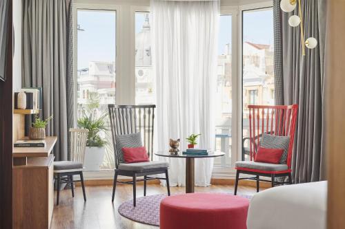 Suite con terraza del hotel Hyatt Centric Gran Via Madrid. Foto 4