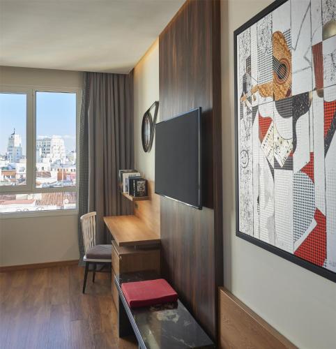 Habitación con cama extragrande y balcón del hotel Hyatt Centric Gran Via Madrid