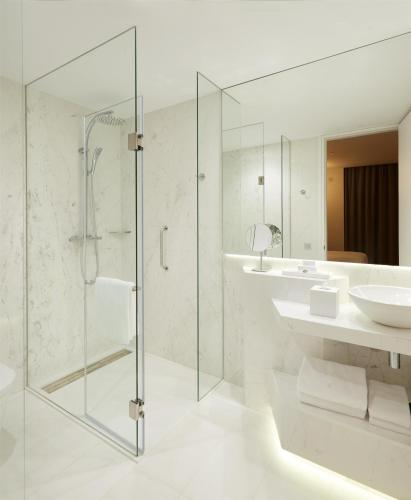 Habitación con cama extragrande y balcón del hotel Hyatt Centric Gran Via Madrid. Foto 1