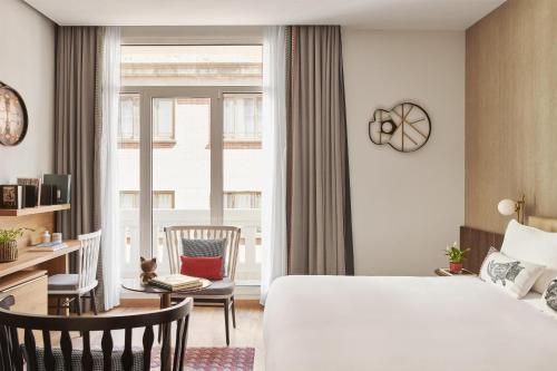 Habitación con cama extragrande y balcón del hotel Hyatt Centric Gran Via Madrid. Foto 5