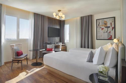 Habitación Doble - 2 camas del hotel Hyatt Centric Gran Via Madrid. Foto 1