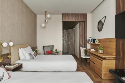 Habitación Doble - 2 camas dobles del hotel Hyatt Centric Gran Via Madrid. Foto 7