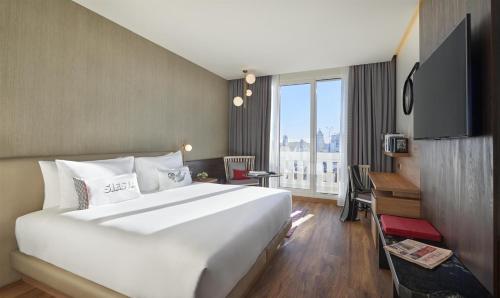 Habitación con cama extragrande y balcón del hotel Hyatt Centric Gran Via Madrid