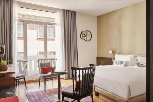 Habitación con cama extragrande y balcón del hotel Hyatt Centric Gran Via Madrid. Foto 2