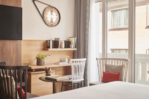 Habitación con cama extragrande y balcón del hotel Hyatt Centric Gran Via Madrid. Foto 4