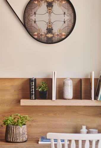 Habitación con cama extragrande y balcón del hotel Hyatt Centric Gran Via Madrid. Foto 5