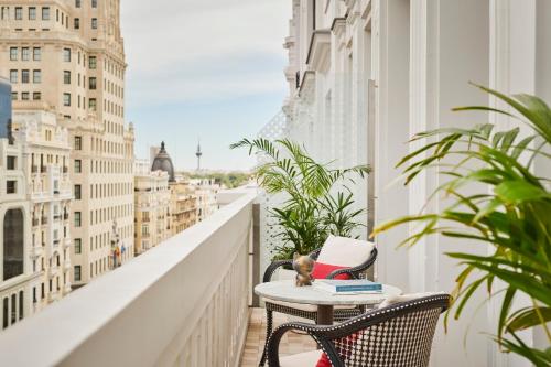 Habitación con cama extragrande y terraza con vistas a la Gran Vía del hotel Hyatt Centric Gran Via Madrid. Foto 1