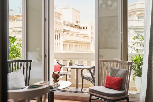 Habitación con cama extragrande y terraza con vistas a la Gran Vía del hotel Hyatt Centric Gran Via Madrid. Foto 2