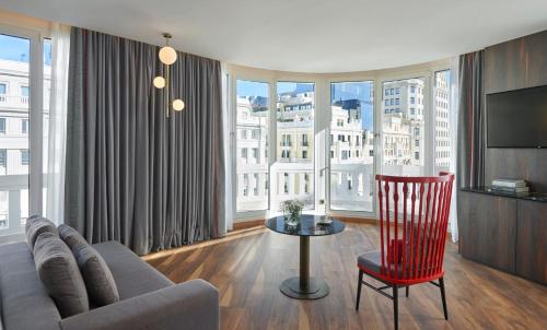 Suite con terraza del hotel Hyatt Centric Gran Via Madrid. Foto 3