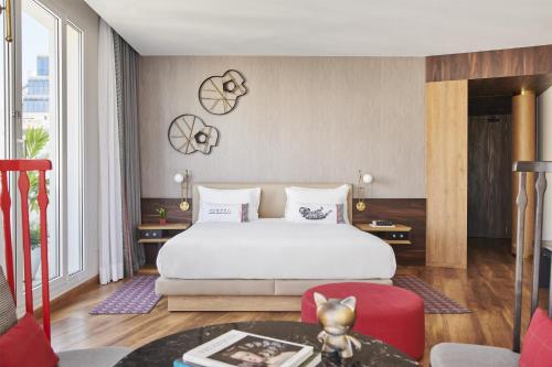 Suite con terraza del hotel Hyatt Centric Gran Via Madrid. Foto 7