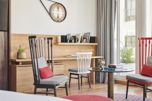 Suite con terraza del hotel Hyatt Centric Gran Via Madrid. Foto 9