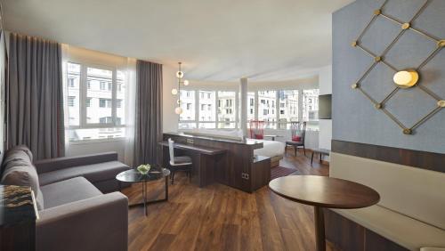 Suite Executive del hotel Hyatt Centric Gran Via Madrid. Foto 1