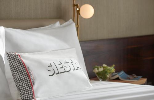 Suite Junior con vistas a Gran Vía del hotel Hyatt Centric Gran Via Madrid. Foto 1