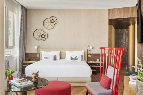 Suite Junior con vistas a Gran Vía del hotel Hyatt Centric Gran Via Madrid. Foto 2