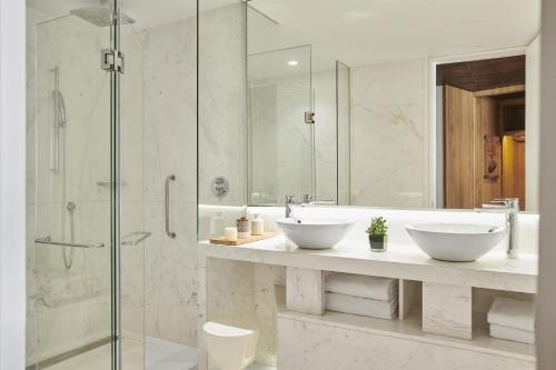 Suite Junior con vistas a Gran Vía del hotel Hyatt Centric Gran Via Madrid. Foto 3