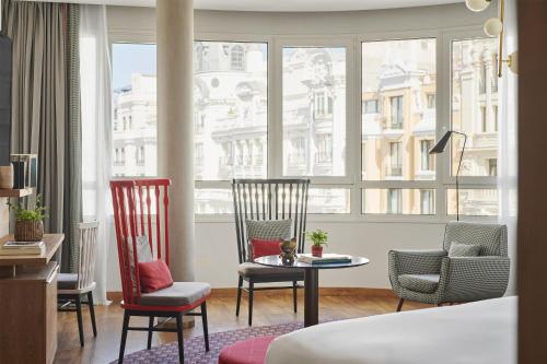 Suite Junior con vistas a Gran Vía del hotel Hyatt Centric Gran Via Madrid. Foto 5