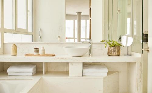 Suite Executive del hotel Hyatt Centric Gran Via Madrid. Foto 6