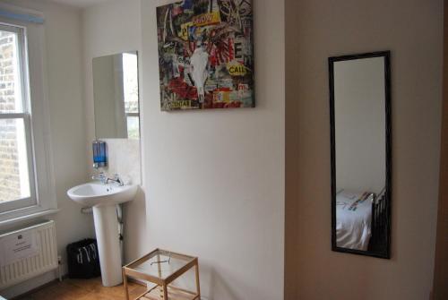 Habitación Doble Estándar con baño compartido del hotel Saint James Backpackers. Foto 4