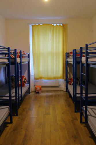 Cama en habitación compartida mixta de 8 camas del hotel Saint James Backpackers. Foto 3