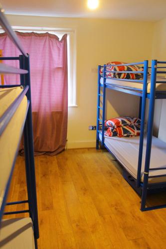 Cama en habitación compartida mixta de 4 camas del hotel Saint James Backpackers. Foto 1