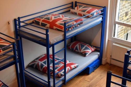 Cama en habitación compartida femenina de 8 camas del hotel Saint James Backpackers. Foto 1