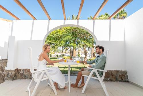 Suite con vistas al jardín del hotel LIVVO Dunagolf Suites. Foto 5