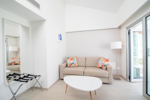 Suite con vistas al campo de golf del hotel LIVVO Dunagolf Suites