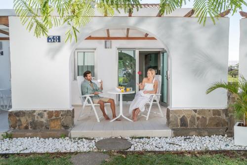 Suite con vistas al campo de golf del hotel LIVVO Dunagolf Suites. Foto 5