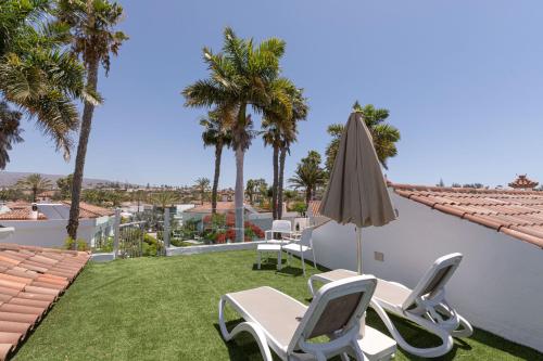 Suite con terraza y solárium del hotel LIVVO Dunagolf Suites. Foto 17